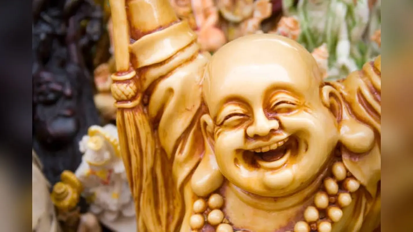 Vastu Tips: घर में लाफिंग बुद्धा क्यों और कहां रखना चाहिए, जानिए क्या पड़ेगा प्रभाव