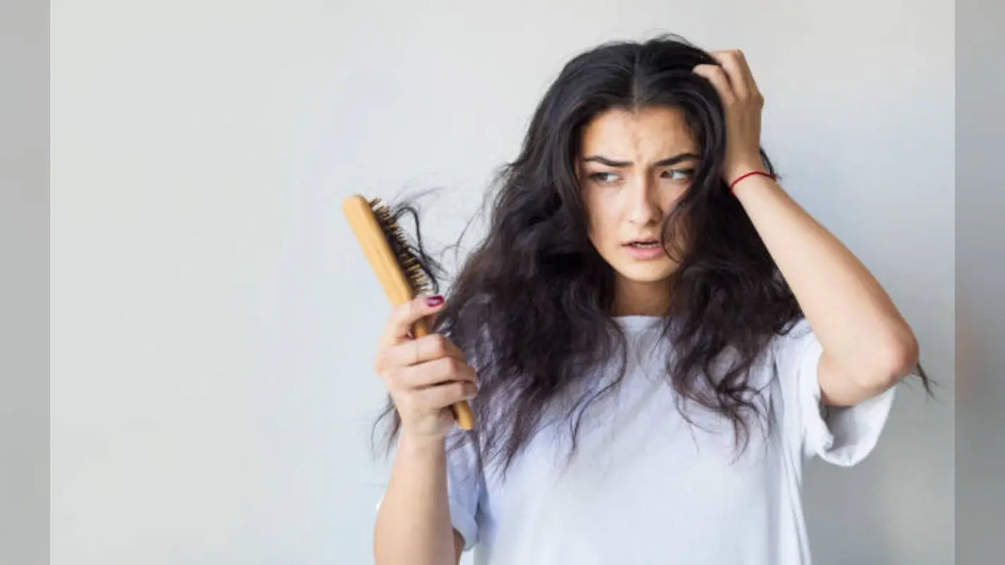 Hair Care Tips: गुच्छे में झड़ रहे हैं बाल? टेंशन लेने की जरूरत नहीं, बंद कर दें इन चीजों का सेवन