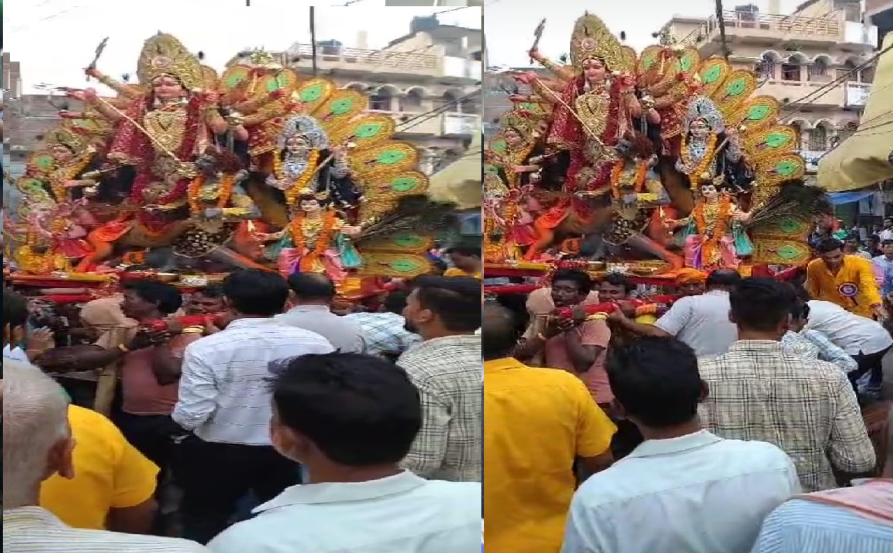 फुलवारी शरीफ: 100 साल पुरानी है यह परंपरा, यहां कंधे पर विसर्जन के लिए जाती है मां की प्रतिमा