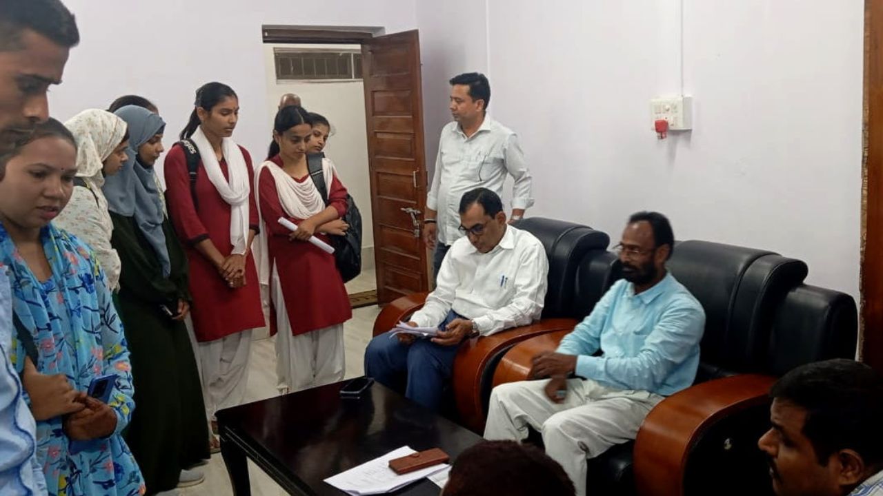 Education News: सब्सिडयरी में मिले शून्य से 11 तक अंक, छात्राओं की पुर्नमूल्यांकन की मांग