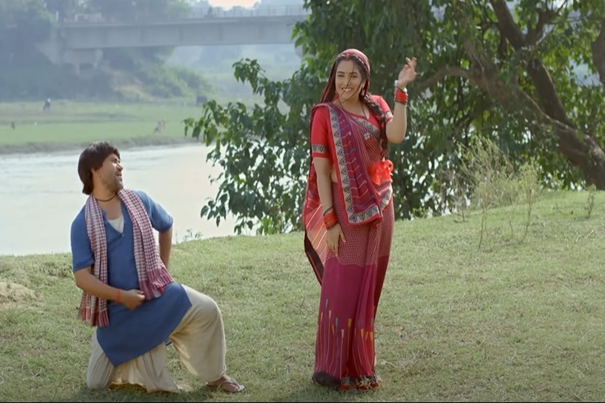 Maroon Color Sadiya Song: भोजपुरी गाना मरून कलर सड़िया कई सुपरहिट गानों को पीछे छोड़ा, निरहुआ और आम्रपाली की जोड़ी आप भी देखिए