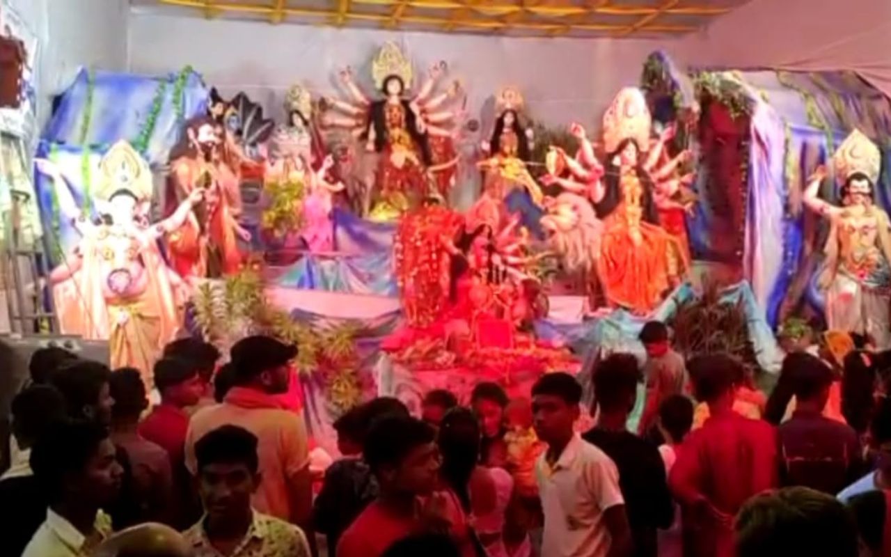 Durga Puja 2024: दुर्गा पूजा मेले में फास्ट फूड और गोलगप्पे का दिखा क्रेज, लोग ले रहे मनपसंद व्यंजनों का स्वाद