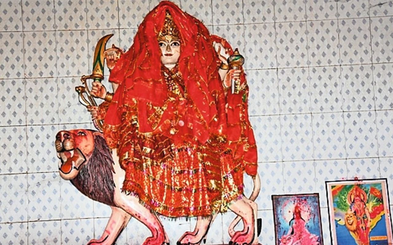 Durga Puja 2024: सीतामढ़ी में 200 सौ साल से मां महारानी दुर्गा मंदिर में जल ���हा है आस्था का दीप, भक्तों की लगी भारी भीड़