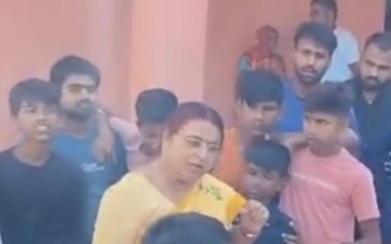 Bihar News: शिक्षक-शिक्षिका की गलत हरकत पर स्कूल में मचा हंगामा, पहुंची BEO