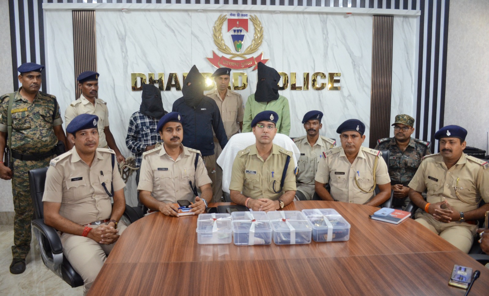 Dhanbad News: देसी कट्टे और गोलियों के साथ तीन लुटेरे गिरफ्तार, लूट का सामान बरामद
