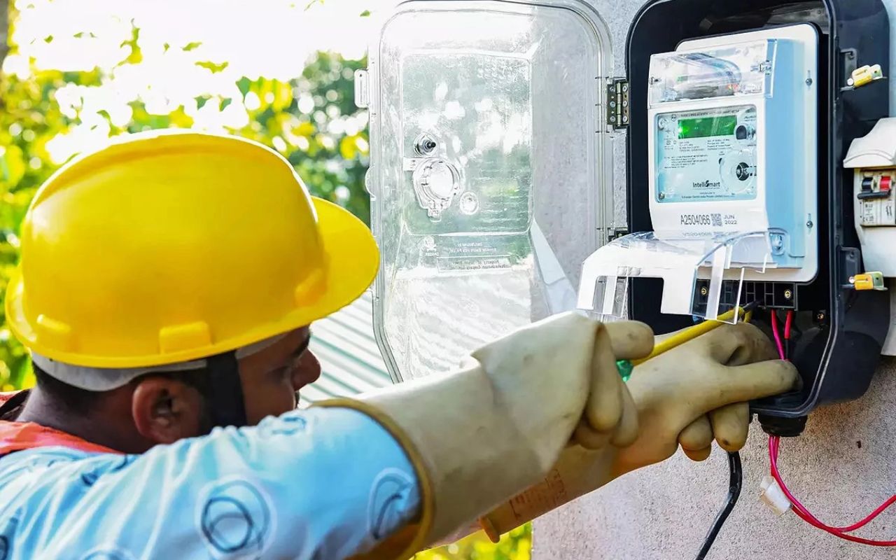 Smart Meters: समस्तीपुर में स्मार्ट मीटर लगाने गए बिजलीकर्मी को पीटा, पढ़िए क्या है पूरा मामला