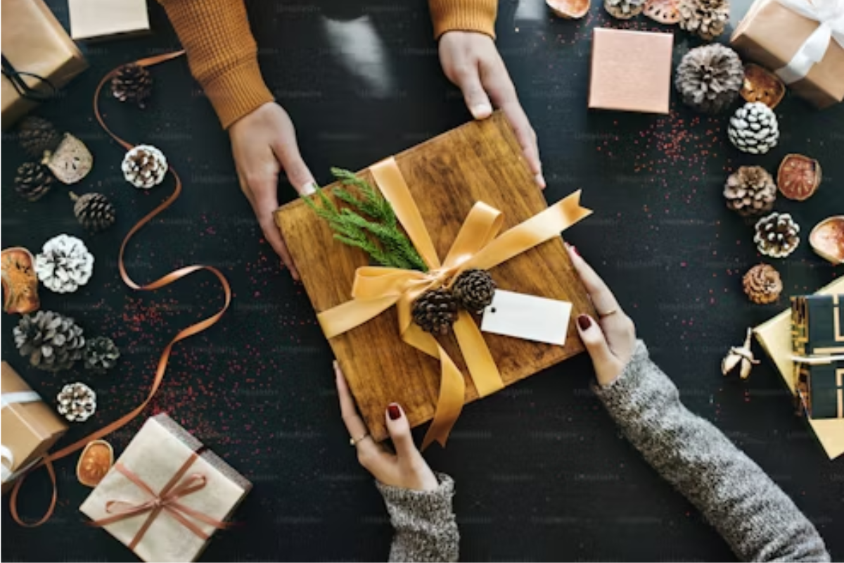 Diwali Gift Ideas: दिवाली पर दोस्तों के लिए बेहतरीन गिफ्ट आइडियाज