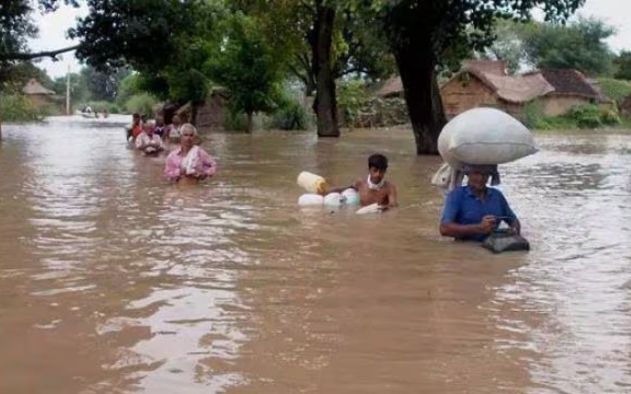 Bihar News: बाढ़ से क्षतिग्रस्त मकानों की जगह सरकार देगी नया मकान, सांसद ने कटाव स्थल का लिया जायजा