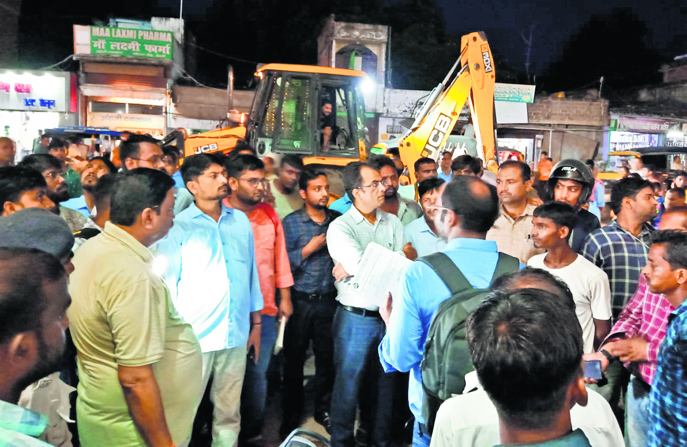 स्टेशन रोड में अतिक्रमणकारियों पर चला बुलडोजर