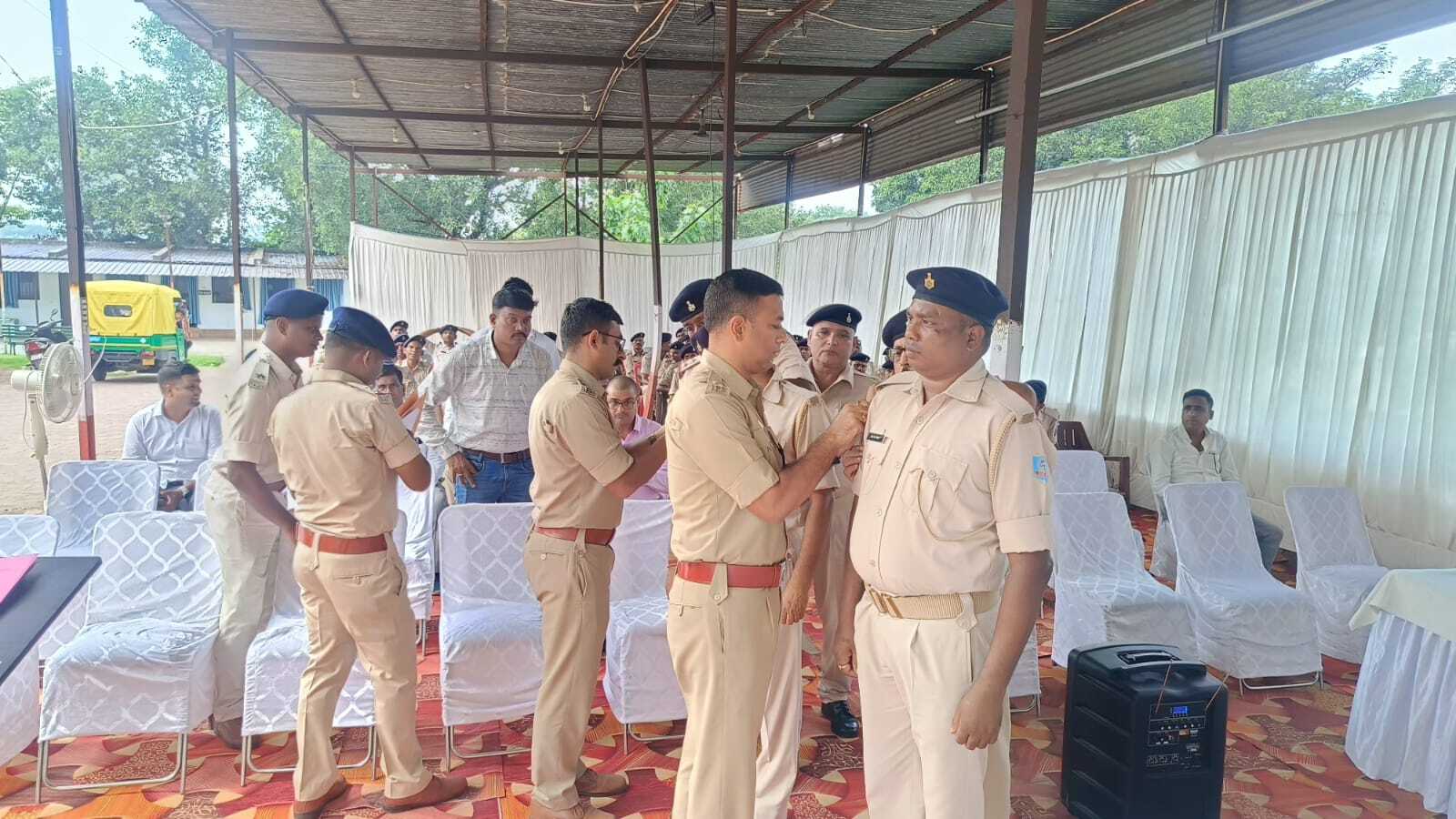 हवलदार में प्रमोशन पाने वाले 67 सिपाही को बैच लगाकर की दी बधाई