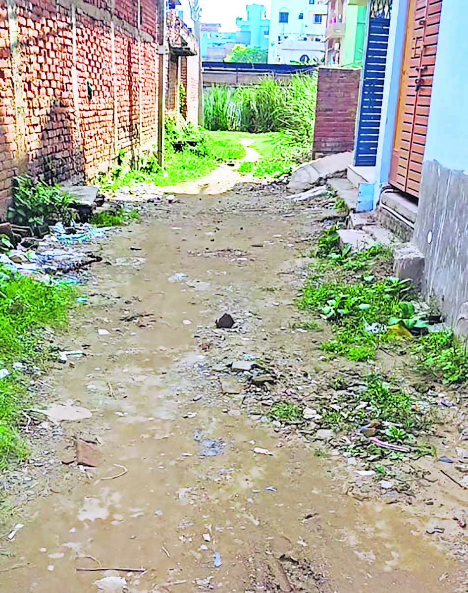 मुहल्ला बसे पांच वर्ष बीते, न नाला बना, न पक्की सड़क