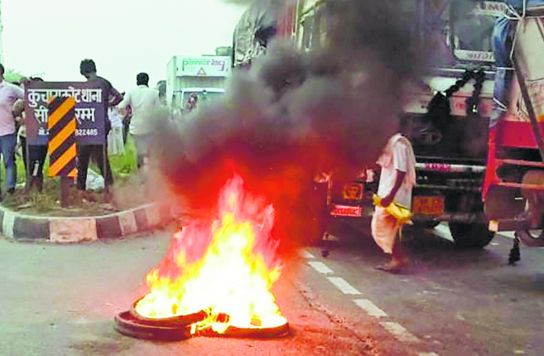 Gopalganj News : कोन्हवा में ट्रक ने बाइक सवार दो लोगों को कुचला, एक की मौत, विरोध में हाइवे को जाम कर की गयी आगजनी