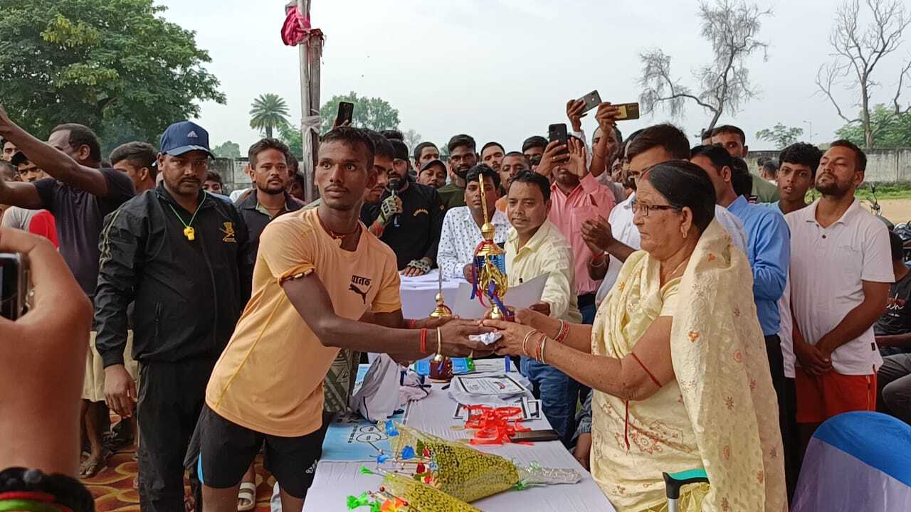 पांच किमी की मिनी मैराथन दौड़ में अव्वल रहे शिवलाल व काजल