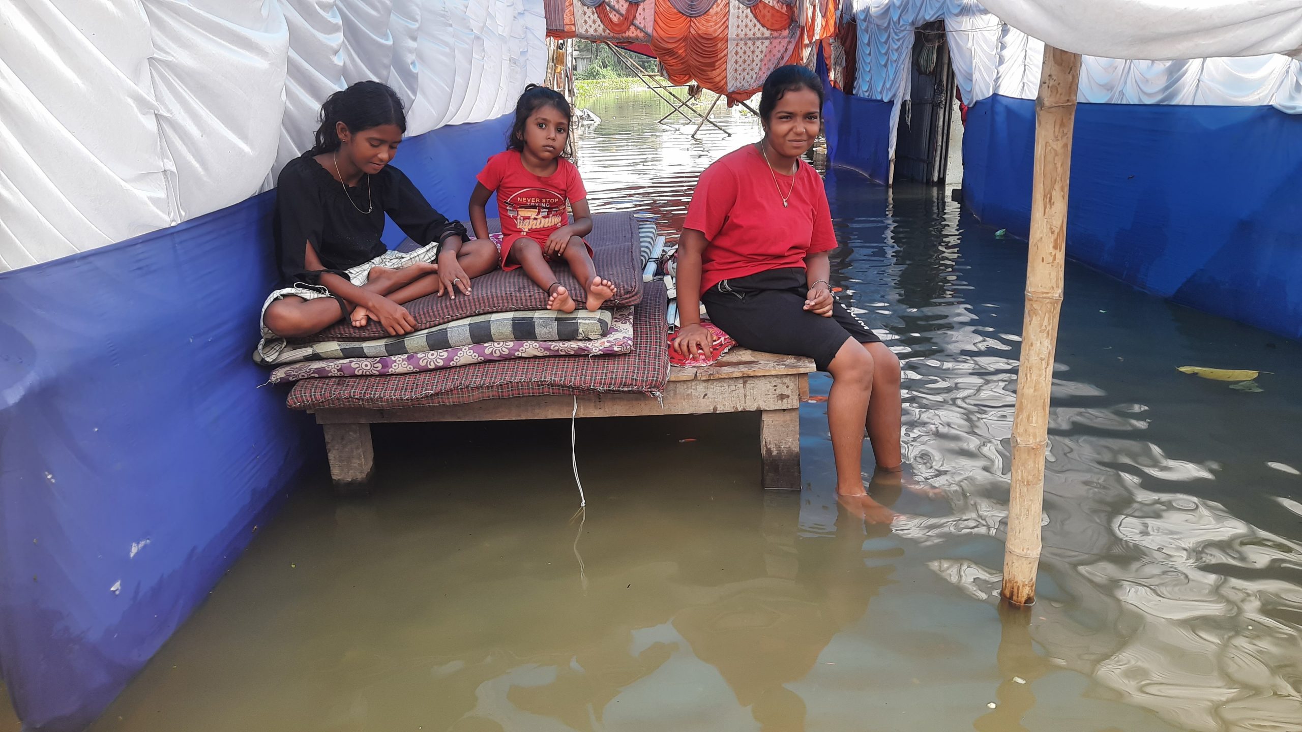 शहर में उफान खा रही सौरा, कछार पर बसे घरों में घुसा पानी