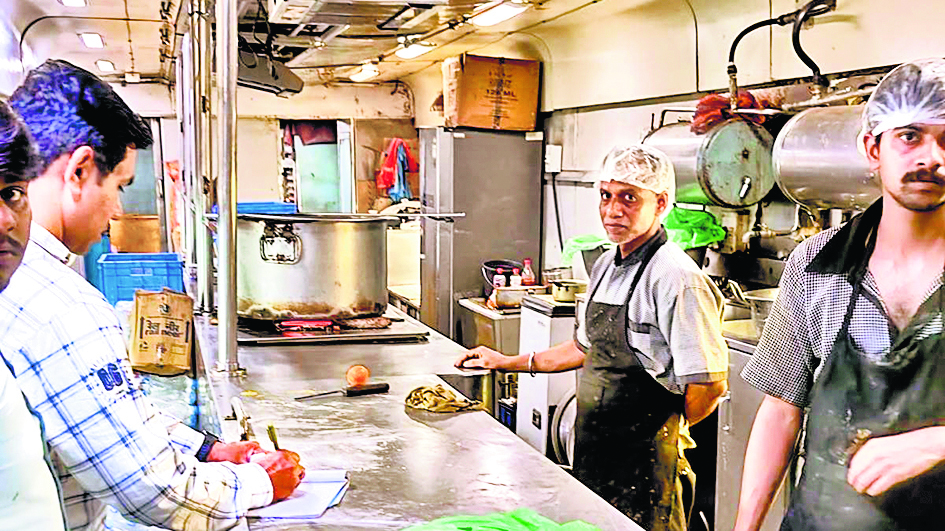 Gaya News : 13 अक्तूबर तक ट्रेनों के पेंट्रीकार में परोसे जायेंगे बिना लहसुन-प्याज वाले भोजन
