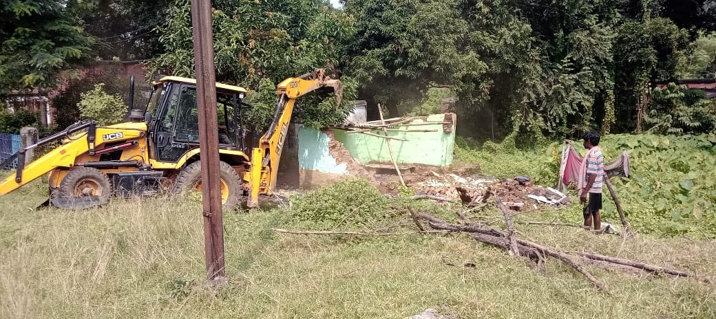 चिरेका प्रशासन ने 57 अवैध स्ट्रक्चर को किया ध्वस्त