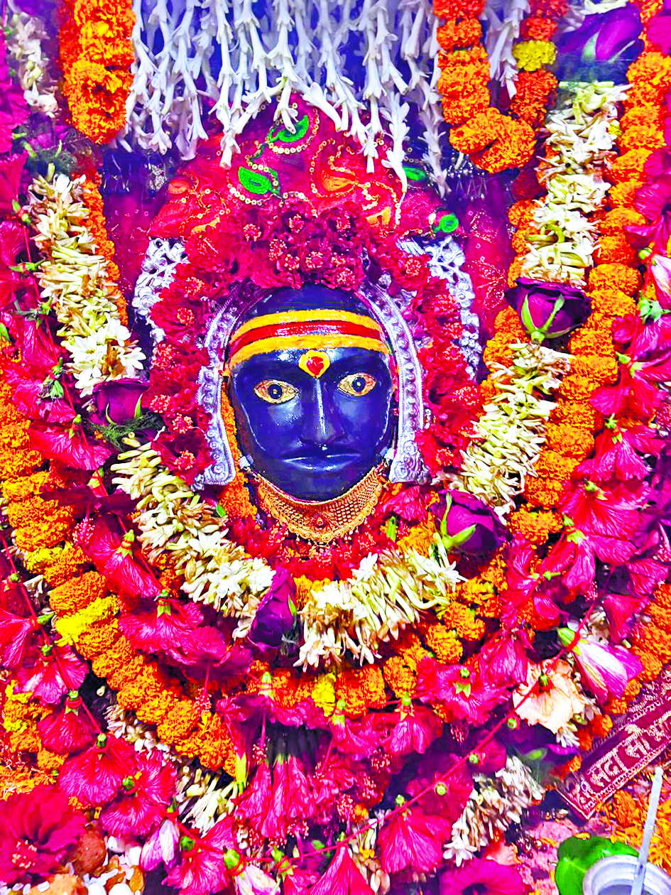 Gopalganj News : शारदीय नवरात्र के पहले दिन, मां सिंहासनी की मनोहारी छवि देख निहाल हुए भक्त