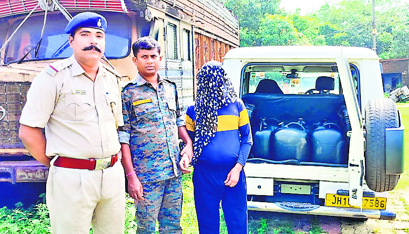 Dhanbad News:चोरी का 250 लीटर डीजल लदा बोलेरो जब्त, चालक गिरफ्तार