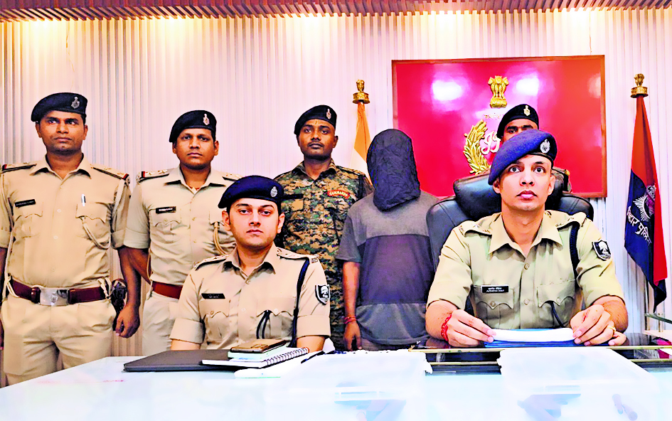 Gopalganj News : जमीन विवाद में हत्या करने पहुंचा कुख्यात मनोरंजन उर्फ गड़ासी हुआ गिरफ्तार, कई हथियार हुए बरामद