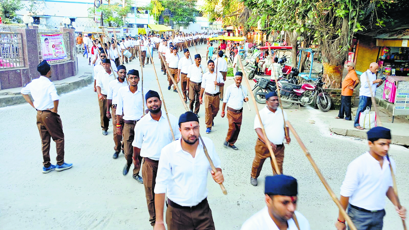Gopalganj News : स्वयंसेवकों ने निकाला भव्य पथ संचलन, वंदे मातरम् के नारों से गूंज उठा शहर