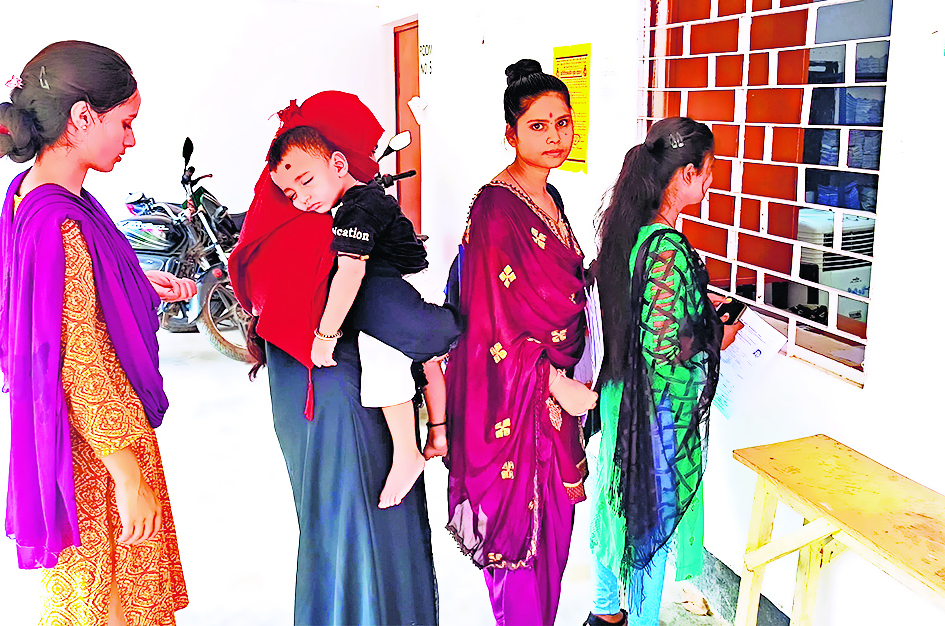 Gopalganj News : डिग्री कॉलेजों में स्नातक के फाइनल इयर के परीक्षा फॉर्म भरने का काम शुरू