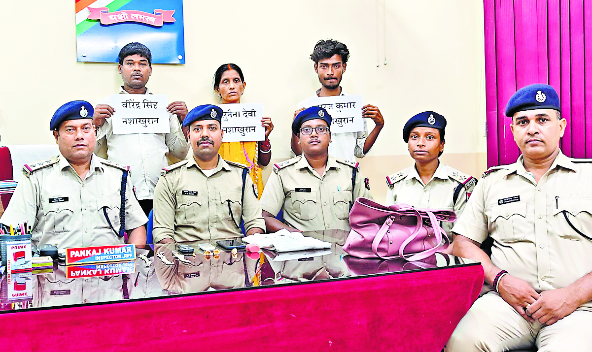DHANBAD NEWS : 40 हजार रुपये वेतन पर काम कर रहे नशाखुरानी गिरोह के तीन सदस्य पकड़ाये