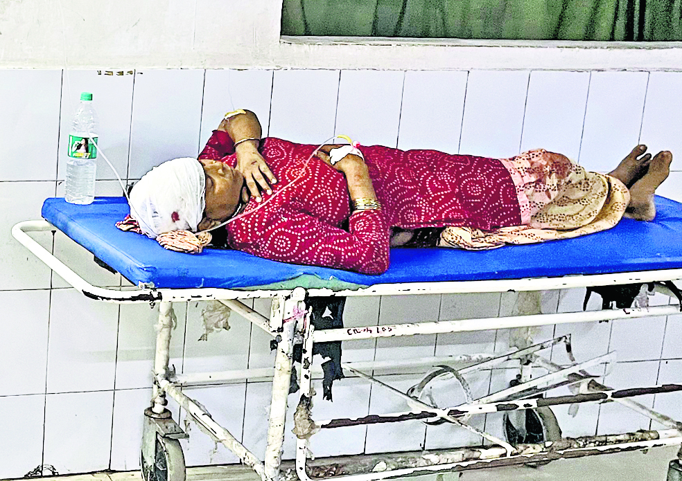 DHANBAD NEWS : हाल एसएनएमएमसीएच का. मरीजों की बढ़ी भीड़ से इमजरेंसी में बेड की कमी