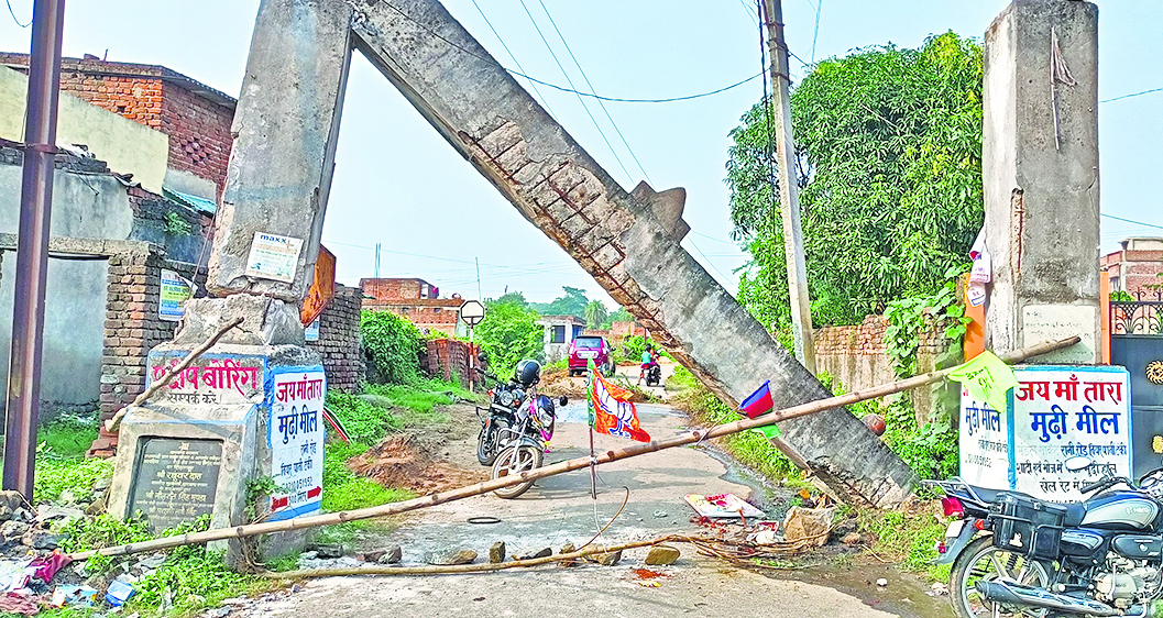 Dhanbad News:कुसमाटांड़ में मनींद्र मंडल प्रवेश द्वार तोड़ा, विरोध में दो घंटे रोड जाम