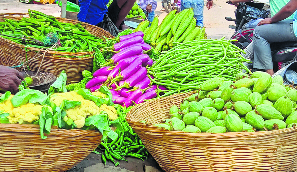 Chhapra News : दशहरा में सब्जियों के दाम ने फीका किया स्वाद, टमाटर ने लोगों को किया ”लाल”