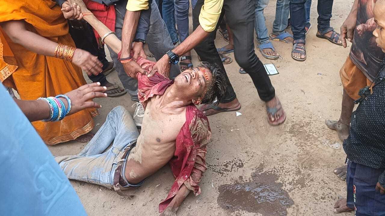 मनचलों को भीड़ ने पीटा, सदर अस्पताल में चल रहा इलाज