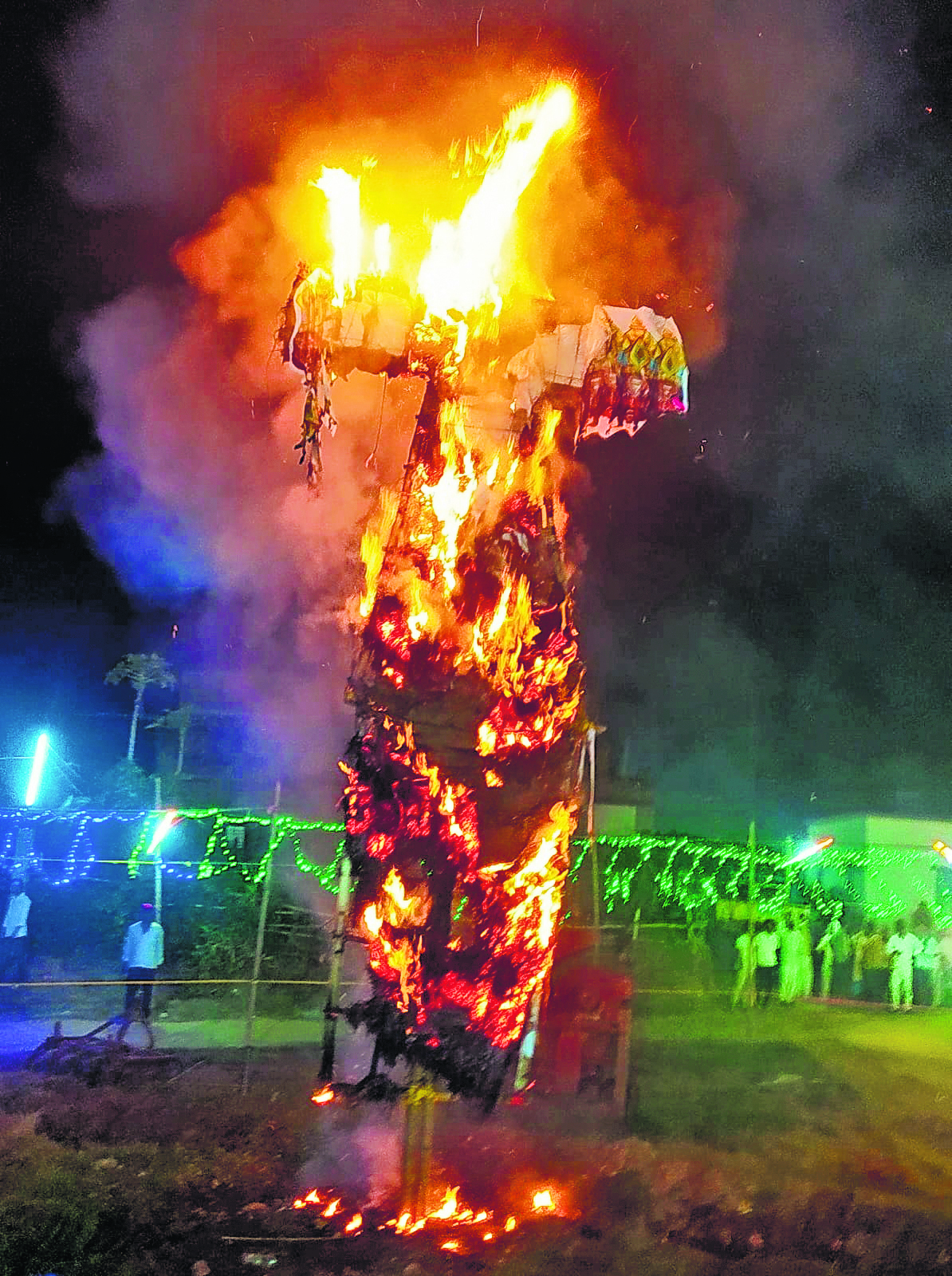 प्रभु श्रीराम ने चलाया बाण, तो धू-धू कर जल उठा रावण