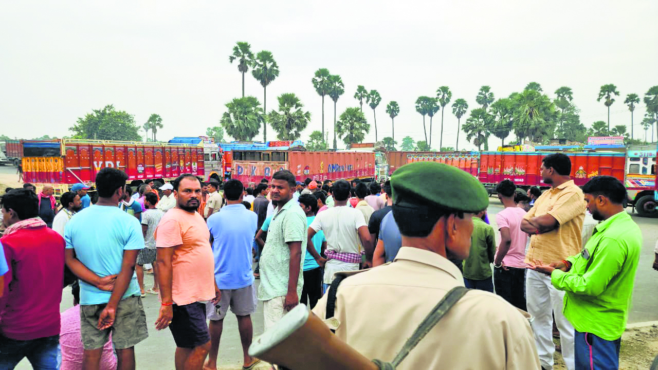 Hajipur News : मॉर्निंग वॉक पर निकले युवक की ट्रक से कुचल कर मौत, सड़क जाम