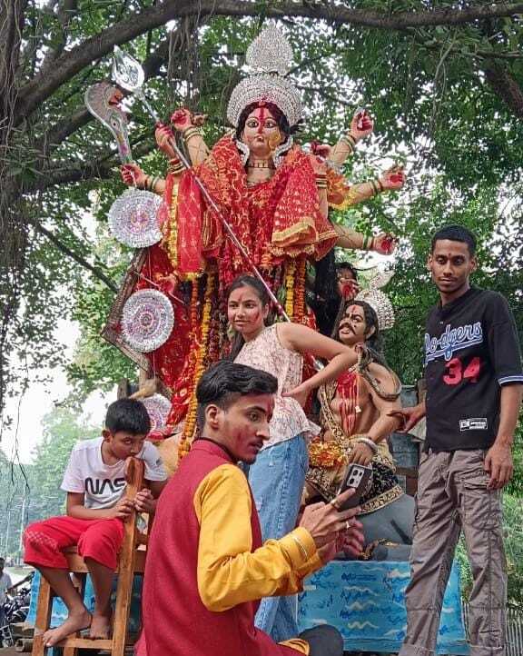 श्रद्धालुओं की भारी भीड़ के बीच जमालपुर की प्रतिमाओं का गंगा में हुआ विसर्जन