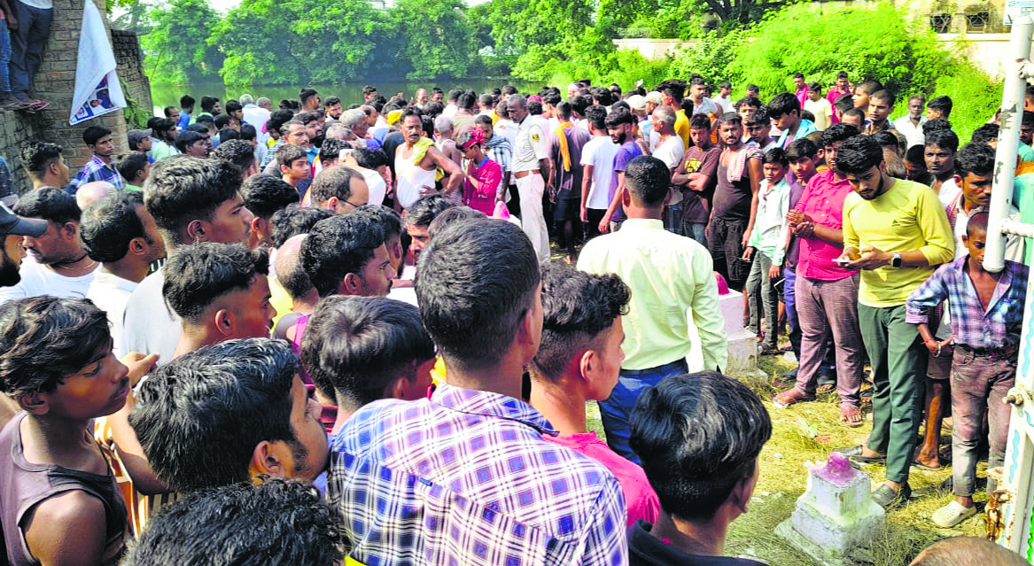 Chhapra News : मूर्ति विसर्जन के दौरान पोखर में डूबने से युवक की हुई मौत