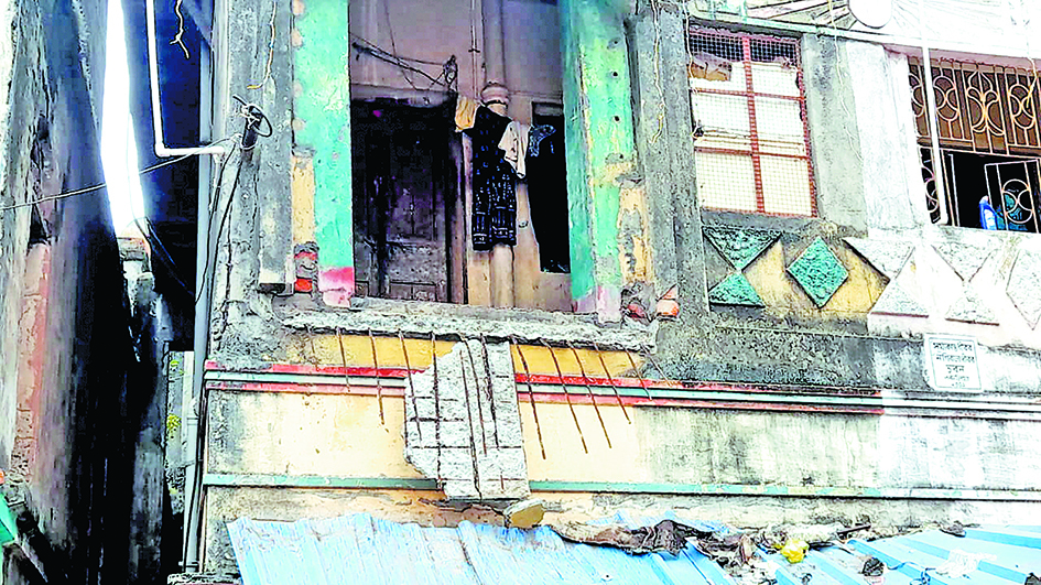 आतिशबाजी के दौरान बालकनी का फर्श अचानक टूटने से दंपती की मौत, 16 घायल