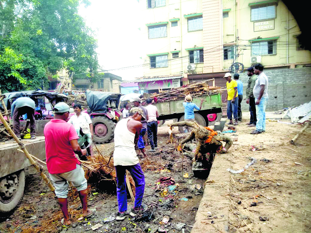 दुर्गा प्रतिमा विसर्जन के बाद निगम जुटा घाटों की सफाई में