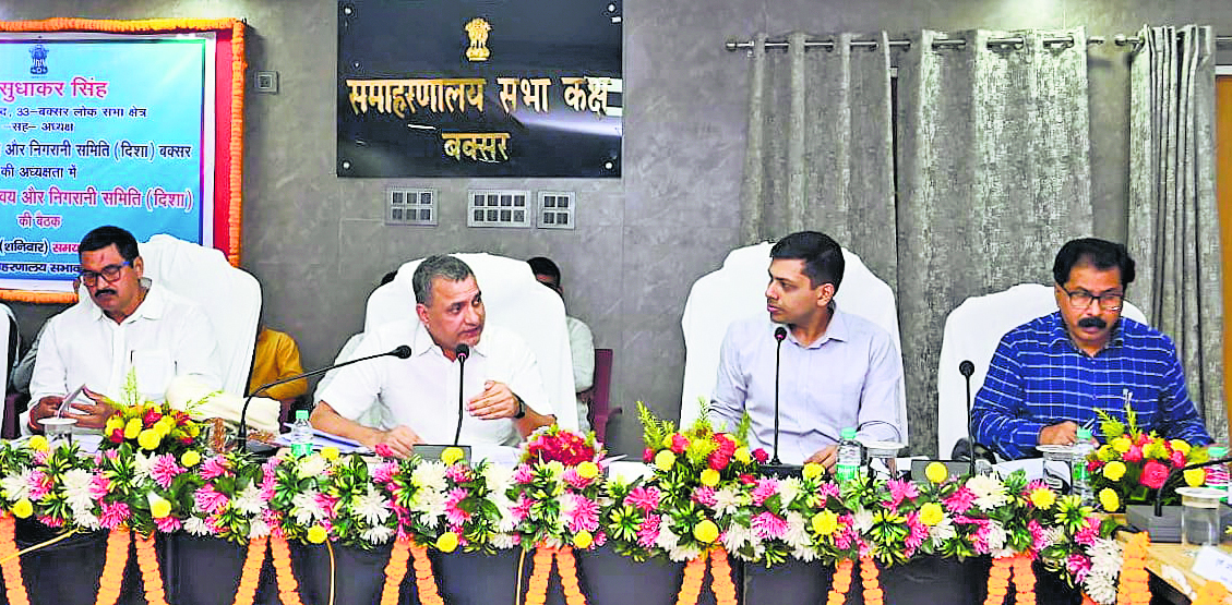 मनरेगा में धांधली पर सांसद ने ली अधिकारियों की क्लास