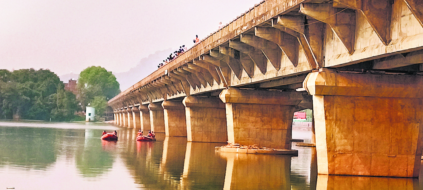 Gaya News : सलेमपुर ब्रिज से छलांग लगा कर युवती ने की आत्महत्या