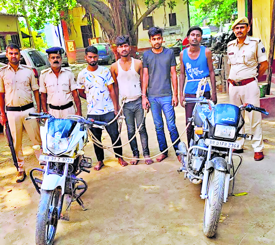Chhapra News : चोरी की दो बाइकों के साथ चार चोर गिरफ्तार