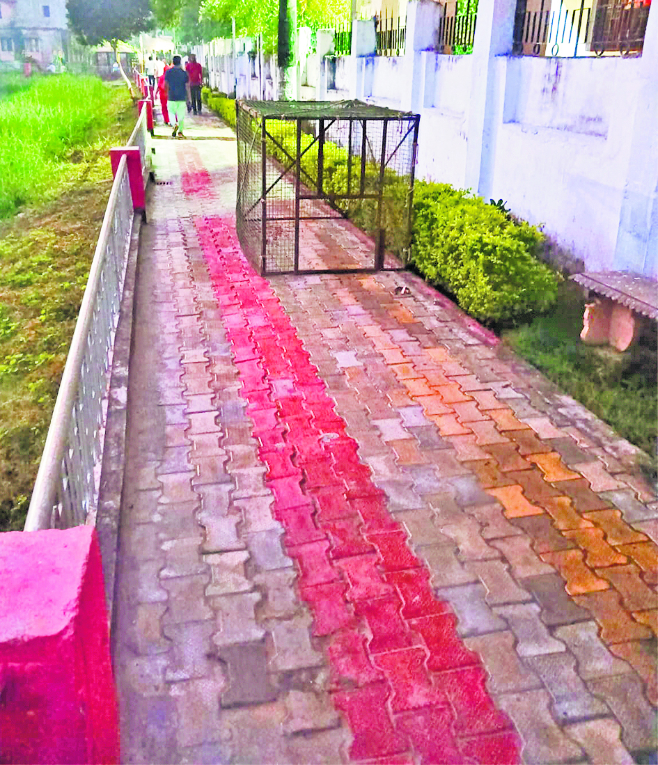 कवलदह पार्क में टहलने के लिए बने रास्ते पर पिंजरा रखने से परेशानी