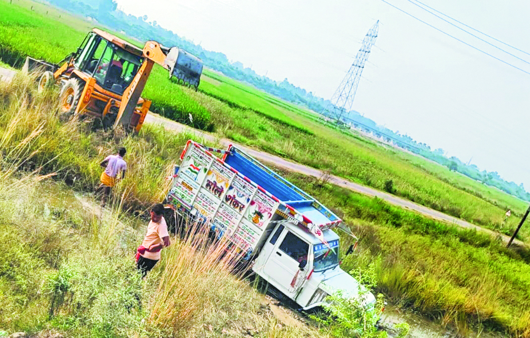 Chhapra News : गहरे गड्ढे में गिरा मजदूरों से लदा पिकअप, कई लोग घायल