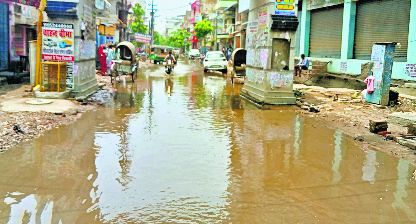 Chhapra News : रात में शुरू हुई बारिश सुबह में रुकी, शहर में कहीं जलजमाव, तो कहीं कीचड़ से परेशानी