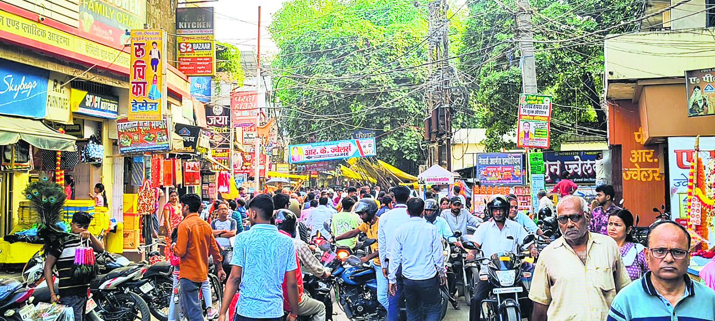Gopalganj News : धनतेरस आज, धन वर्षा के लिए बाजार तैयार, पर्व को लेकर बाजार में छायी रही रौनक