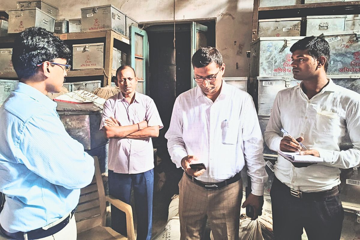Bihar News: गया के अभिलेखागार में हो रही थी बड़ी गड़बड़ी, औचक निरीक्षण में DM ने 3 दलालों को पकड़ा