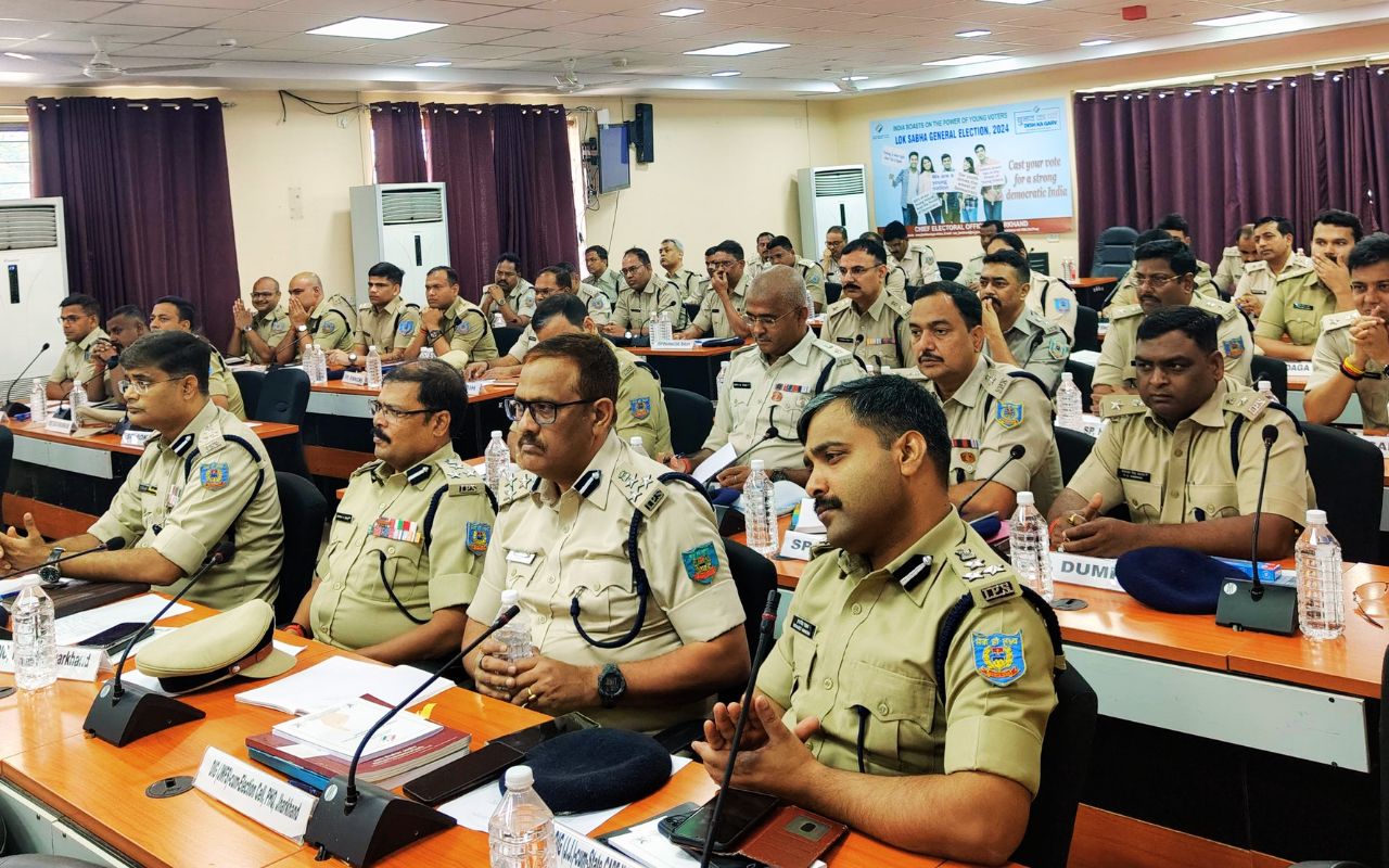 Jharkhand Assembly Election 2024: बंगाल और तमिलनाडु के अफसरों ने झारखंड के पुलिस अधिकारियों को दी ट्रेनिंग