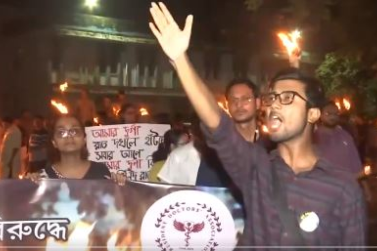 ममता बनर्जी की बढ़ी मुश्किलें, Kolkata Doctor Murder Case के विरोध में मेडिकल छात्रों ने सिलीगुड़ी में निकाला मशाल जुलूस