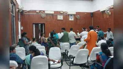 Jharkhand News: धनबाद जिला परिषद की बैठक में हंगामा, आक्रोशित जनप्रतिनिधि ने इंजीनियर पर फेंका बोतल
