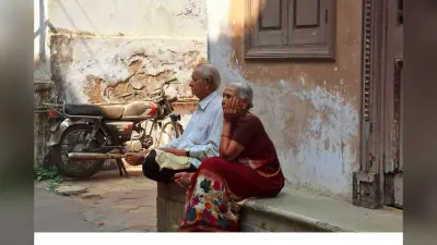 Aging and Mental Health: कहीं आपके बड़े बुजुर्ग तो नहीं जूझ रहे मेंटल हेल्थ प्रॉब्लम से, इन बातों का रखें खास ध्यान