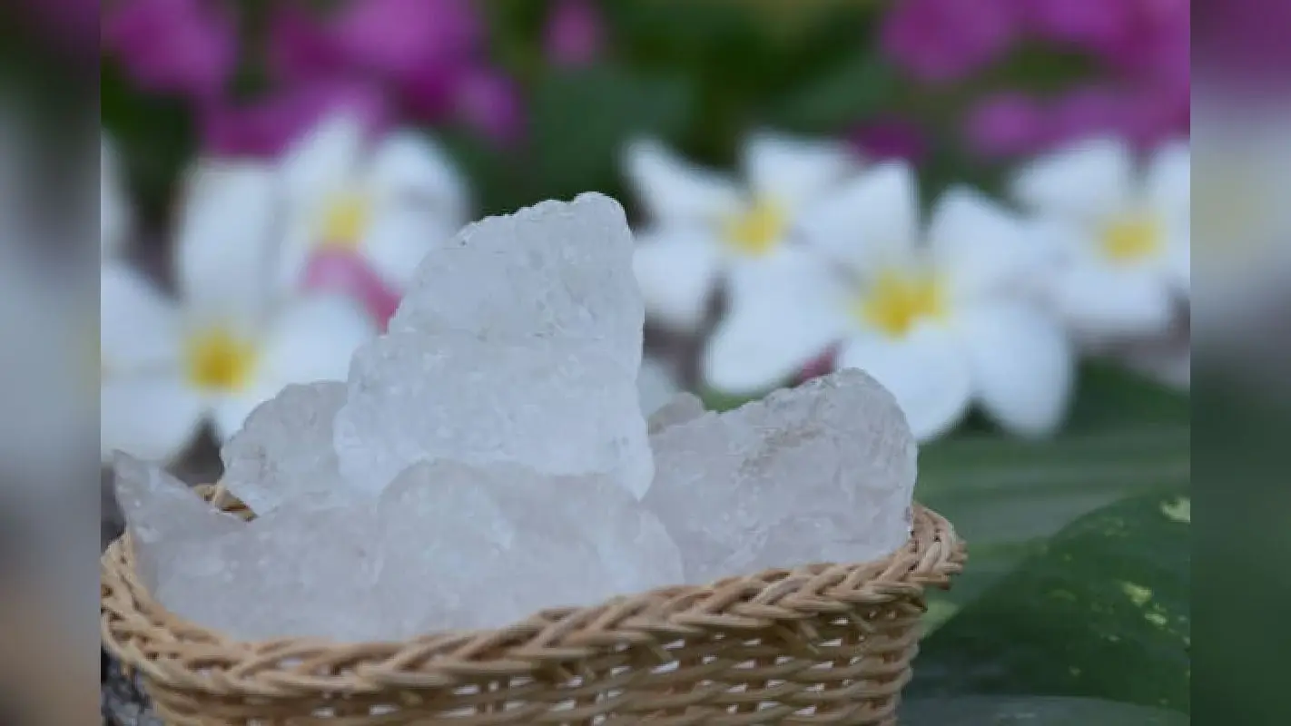 Benefits of Alum: फिटकरी के 5 स्किन बेनिफिट्स जानें और अपनी त्वचा को निखारें