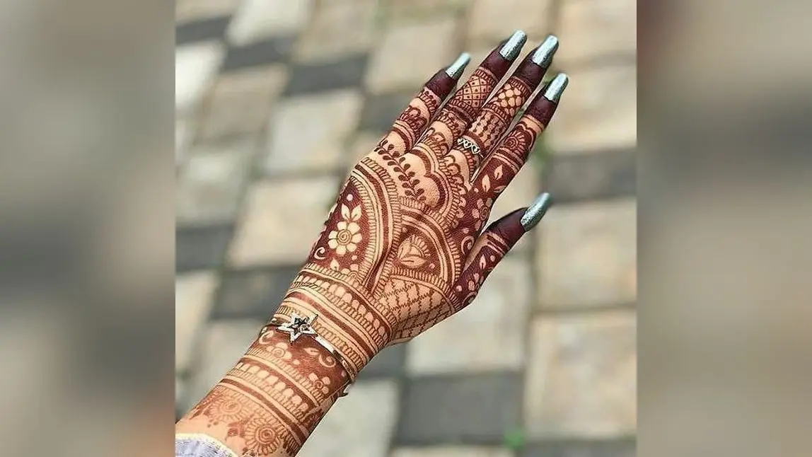 Karwa Chauth Back Hand Mehndi: करवा चौथ के लिए ये 5 लेटेस्ट बैक हैंड मेहंदी डीजाईन, करें ट्राई